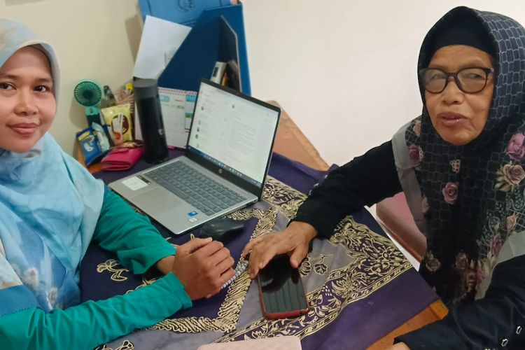 Ibu Ilah Karmilah di wawancara petugas Pemberdayaan dan Kesejahteraan Keluarga (PKK) di lingkungan Pasar Rebo, Jakarta Timur, Selasa (30/9/2025).
