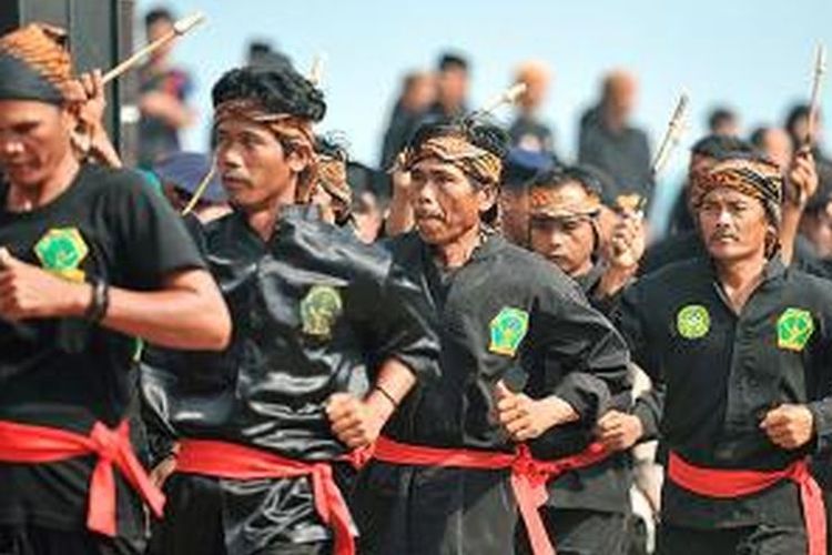 Para pemain debus tampil dalam Festival Debus Banten 2014 di kawasan Mercusuar, Anyer, Kabupaten Serang, Banten, Sabtu (23/8/2014). Kegiatan ini merupakan rangkaian dari Banten Beach Festival 2014 yang memasuki tahun kelima.