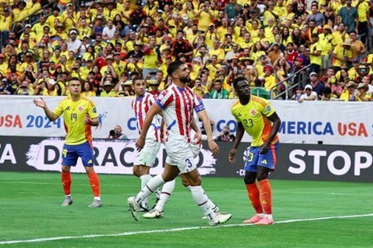 Kiper Paraguay, Rodrigo Moringo, tengah melompat dalam lanjutan Copa America 2024 antara Kolombia vs Paraguay di Stadion NRG pada 24 Juni 2024.