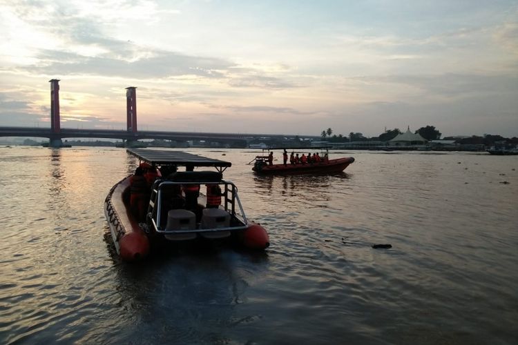 tim Basarnas melakukan penyisiran untuk mencari empat korban yang hilang di sungai Musi Palembang pasca tabrakan dua speedboat