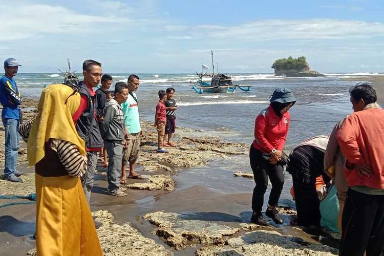 Keluarga korban terseret arus menggelar tabur bunga di Pantai Muaragatah, Cimerek, Pangandaran, Sabtu (13/4/2024). Keluarga berharap korban segera ditemukan.