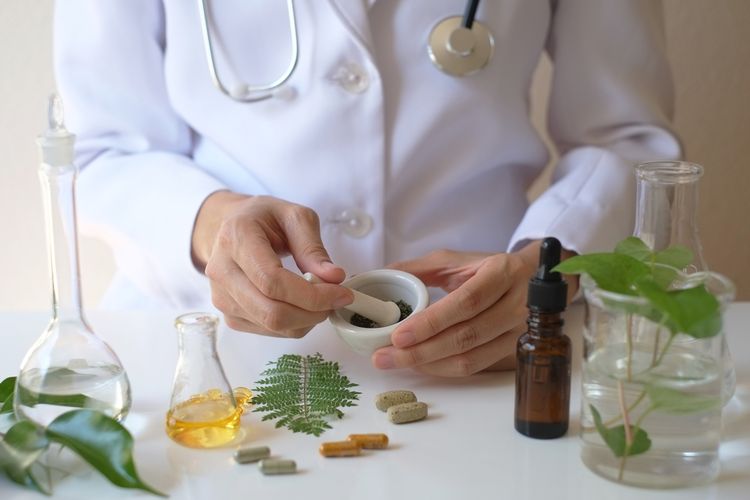 Ilustrasi obat herbal, ilmuwan sedang meracik obat herbal.