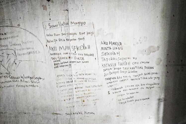 Tulisan dinding Iguh Indah Hayati (55) dan Elia Imanuel Putra (24), ibu dan anak yang ditemukan tinggal kerangka di rumah mereka di Desa Tanimulya, Kecamatan Ngamprah, Kabupaten Bandung Barat (KBB), Jawa Barat, Selasa (30/7/2024).