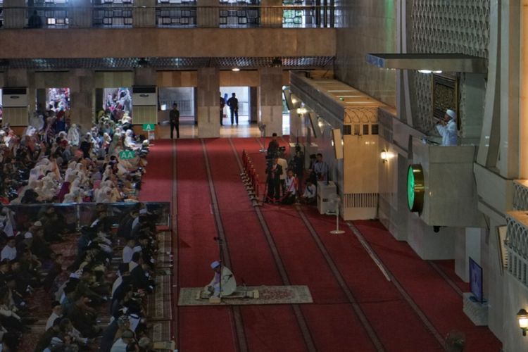 Abdullah Gymnastiar atau Aa Gym saat menjadi khatib saat Shalat Idul Fitri 1439 H di Masjid Istiqlal, Jakarta Pusat, Jumat (15/6/2018).