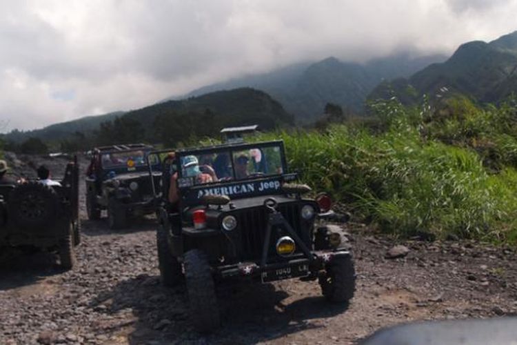 Mobil jeep yang membawa wisatawan menyusuri wisata Merapi.