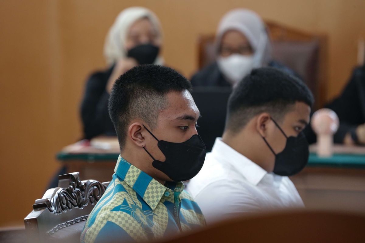 Mario Dandy Satriyo (kanan) dan Shane Lukas, terdakwa penganiayaan remaja berinisial D menjalani sidang di Pengadilan Negeri (PN) Jakarta Selatan, Kamis (15/6/2023). Agenda sidang lanjutan kali ini mendengarkan keterangan saksi.