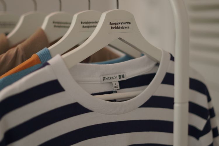 Koleksi busana musim panas dari Uniqlo yang berkolaborasi dengan JW Anderson.