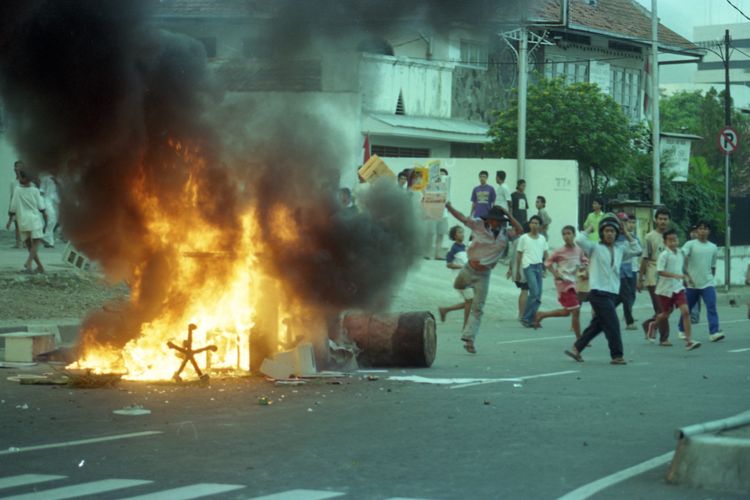 Kerusuhan PDI 27 Juli 1996 di Jakarta.