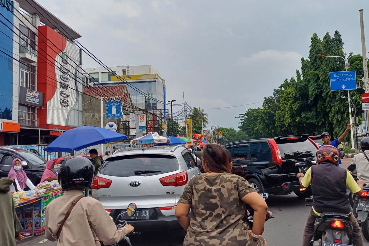 Macet lalu lintas karena banyaknya pedagang takjil di Jalan Panjang, Jakarta Barat 