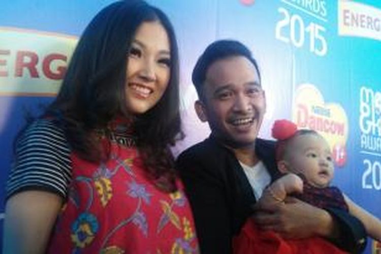Ruben Onsu (kanan) dan Sarwndah (kiri) bersama putri mereka, Thalia, usai menghadiri Mom & Kids Awards 2015 di studio MNCTV, TMII, Jakarta Timur, Selasa (22/12/2015) malam.