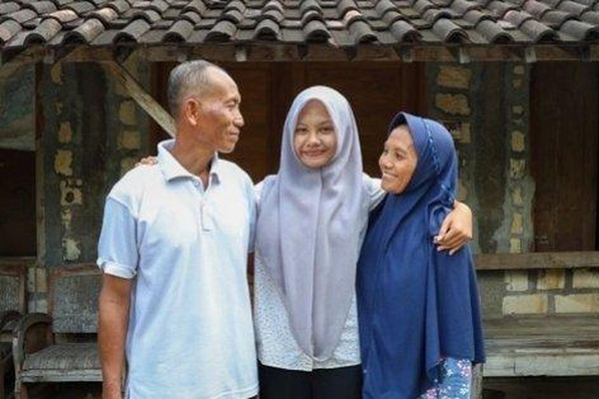 Potret Rofidah Nurhana Lestari (18), dan orang tuanya . Ia adalah calon mahasiswa baru Fakultas Teknologi Pertanian UGM asal Teguhan, Wonosari, yang bisa kuliah gratis di UGM.