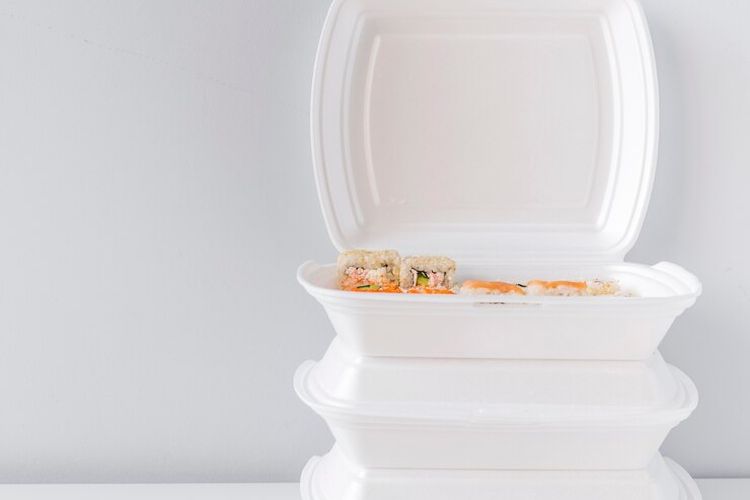 Styrofoam yang digunakan sebagai bungkus makanan. Membakar styrofoam melepaskan zat beracun seperti stirena, PAH, karbon hitam, CO, dan CO2 yang membahayakan kesehatan serta merusak lingkungan.