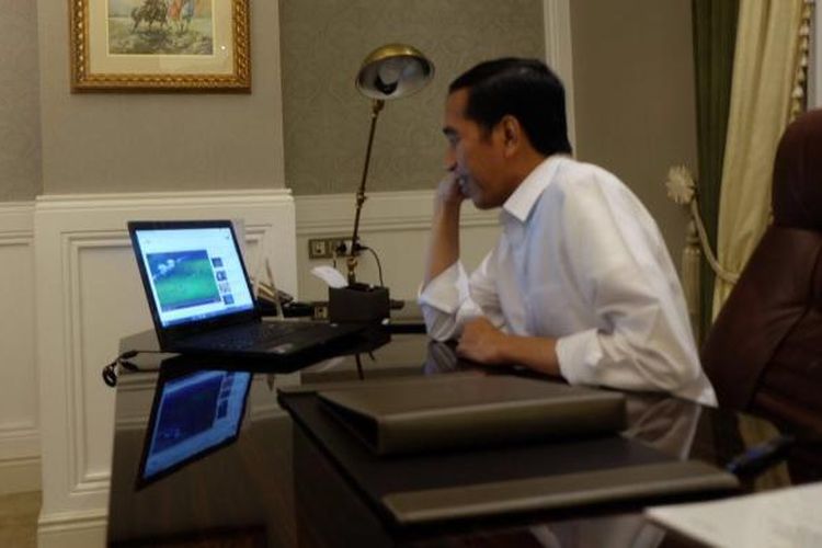 Presiden Joko Widodo menyaksikan perjuangan timnas Indonesia di final Piala AFF 2016 via laptop di Iran, Rabu (14/12/2016). 