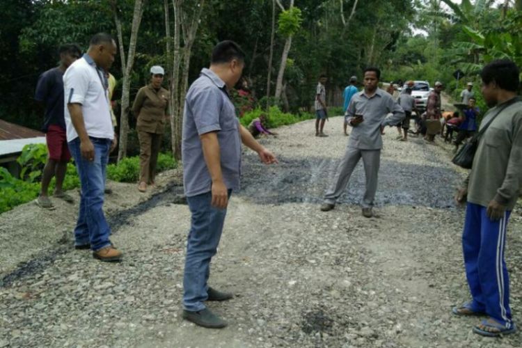 Pimpinan dan Anggota Komisi C DPRD kabupaten Timor Tengah Utara, sedang meninjau lokasi jalan yang rusak berat