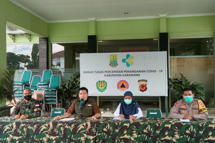 Gugus Tugas Percepatan Penanganan Covid-19 Karawang saat melakukan konferensi pers di Makodim 0604 Karawang, Rabu (8/4/2020).
