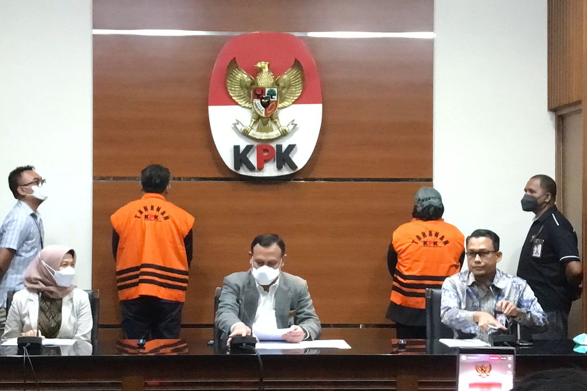 Bupati Bogor Ade Yasin menggunakan rompi oranye usai dilakukan pemeriksaan oleh Komisi Pemberantasan Korupsi (KPK), Kamis (28/4/2022). Ia diamankan bersama 11 orang lainnya dalam kegiatan tangkap tangan di wilayah Jawa Barat.