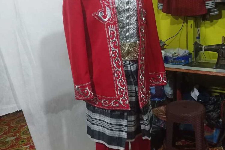 Pemerintah Kota Baubau, Sulawesi Tenggara, telah mengirimkan pakaian adat Kesultanan Buton ke Istana Negara di Jakarta, pada Minggu siang (14/8/2022). Baju Dolomani merah yang akan digunakan Presiden Jokowi pada Hari Kemerdekaan Ke 77