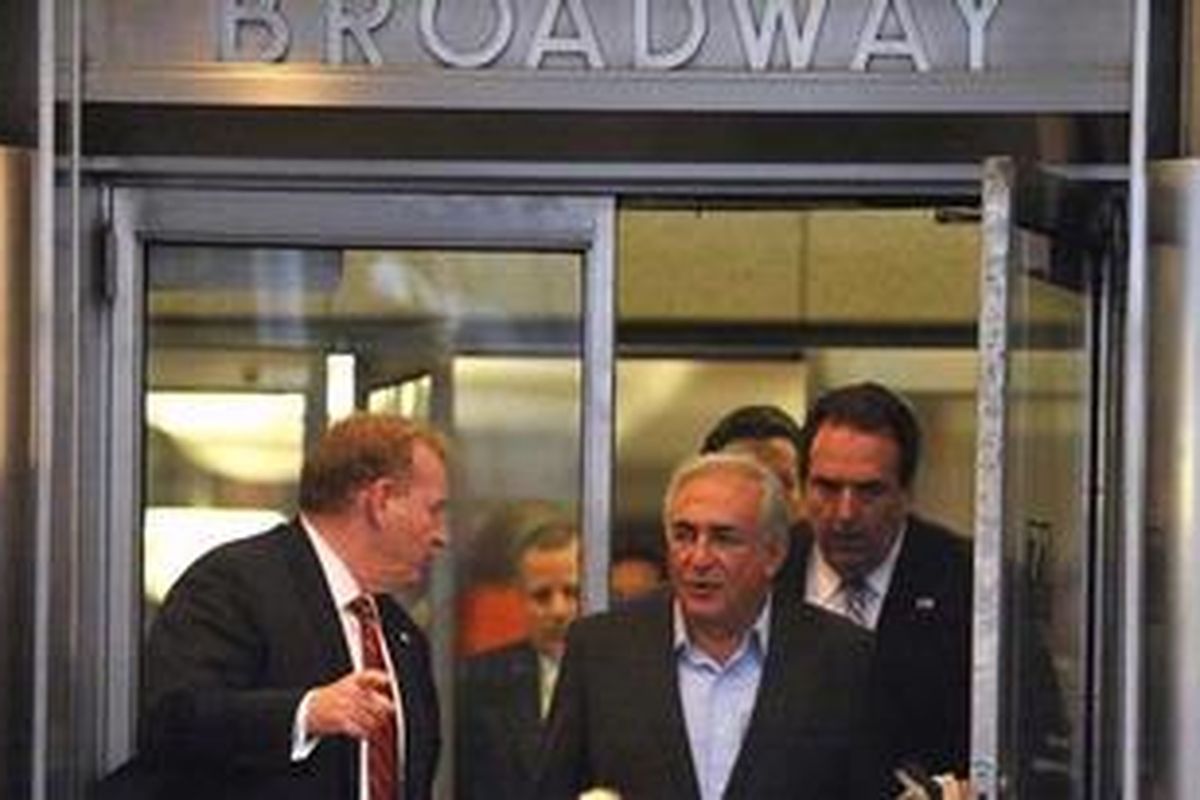 Mantan Direktur Pelaksana IMF, Dominique Strauss-Khan, meninggalkan tempat tinggal sementara yang juga jadi lokasi tahanan rumahnya di New York, Rabu (25/5/2011). Pengadilan New York, melalui seorang jurubicaranya pada hari itu mengatakan, telah menyetuji sebuah lokasi baru di Manhattan di mana Strauss-Kahn akan menunggu dalam status sebagai tahanan rumah untuk mengikuti pengadilan terkait tuduhan telah melakukan kekerasan seksual.