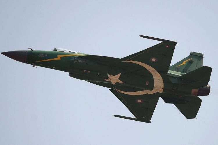 Jet tempur JF-17 Thunder Pakistan buatan China saat terbang dalam parade militer di Islamabad, 23 Maret 2018.