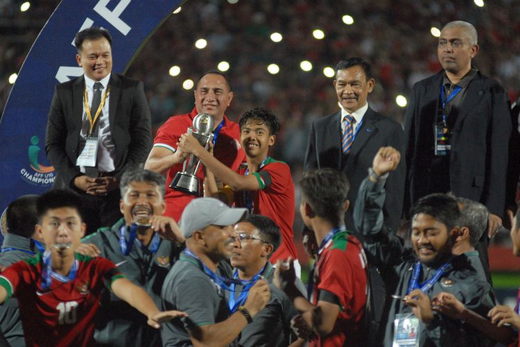Ketua Umum PSSI Edy Rahmayadi (kedua kiri) menyerahkan Piala AFF U-16 kepada pesepak bola Indonesia David Maulana (tengah) usai pertandingan Final Piala AFF U-16 di Stadion Gelora Delta Sidoarjo, Jawa Timur, Sabtu (11/8). Indonesia menjadi juara Piala AFF U-16 usai menang atas Thailand melalui adu pinalti dengan skor 5-4 (1-1). ANTARA FOTO/M Risyal Hidayat/wsj/18.