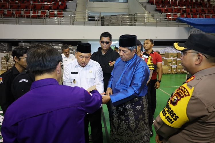 Bupati Siak Afedri meninjau Gudang Logistik Pemilu 2024 di Gor Siak Sport Hall, Kecamatan Siak, Rabu (17/1/2024).