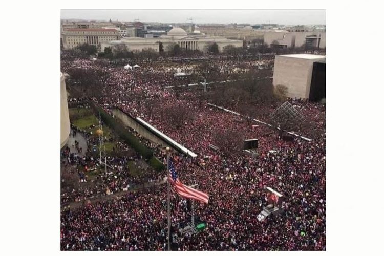 Foto dalam status Facebook yang diklaim merupakan foto demonstrasi pendukung Trump di Washington, November 2020. 