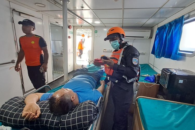 Terobos Kabut Asap, Basarnas Ambon Evakuasi WN Filipina yang Alami Stroke di Atas Kapal