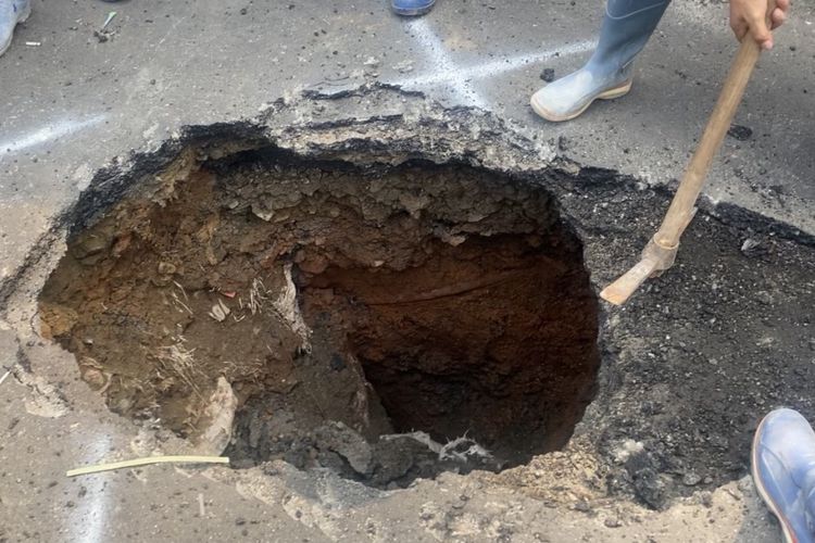 Jalan Assirot Jaksel Ambles gara-gara Saluran Keropos dan Galian Utilitas, Perbaikan Dimulai