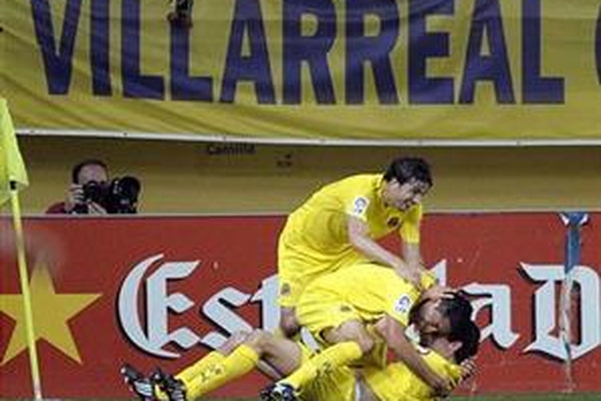 Penyerang Villarreal, Joseba Llorente (bawah) merayakan gol keduanya ke gawang Valencia dalam lanjutan Divisi Primera, Sabtu (23/5).