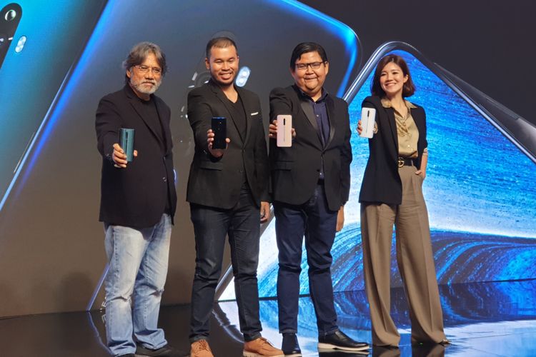 Kiri-kanan: Fotografer Darwis Triadi, Stiffen Andika, Brand Planning Manager Oppo Indonesia, dan PR Manager Oppo Indonesia AryoMeidianto, dalam acara peluncuran Oppo Reno 2 di Jakarta, Selasa (8/10/2019).
