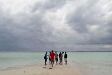 Pantai Ngurtafur, Wow... Pasir Putih Diapit Birunya Lautan