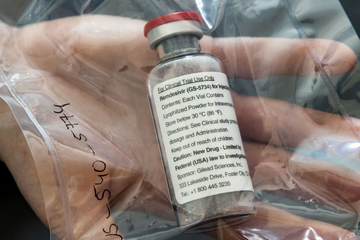 Satu ampul obat Ebola remdesivir ditunjukkan dalam konferensi pers di Rumah Sakit Universitas Eppendorf (UKE) di Hamburg, Jerman, 8 April 2020. Remdesivir kini sedang diuji coba untuk pengobatan Covid-19.