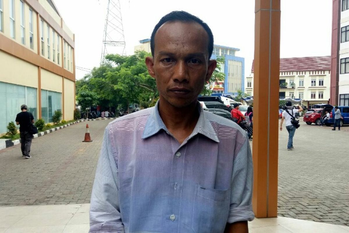 Samsul Muin (41), mencari keberadaan keponakannya Asep Angga Putra Gunawan (21) di RS Polri, yang diduga menjadi korban ledakan pabrik mercon di Tangerang.