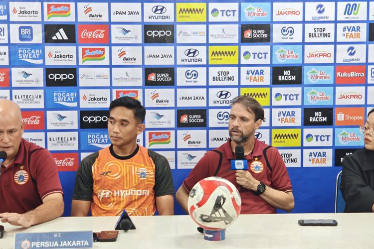 Pelatih Persija Jakarta, Mauricio Souza, bersama kapten tim Rizky Ridho saat konferensi pers jelang laga menghadapi Persib Bandung di Stadion Segiri, Samarinda, Sabtu (9/5/2026).