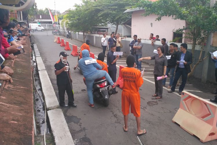 Polisi Gelar Rekonstruksi Kasus Pembunuhan Prada Yanuar di halaman Mapolresta Denpasar, Kamis (13/7/2017)