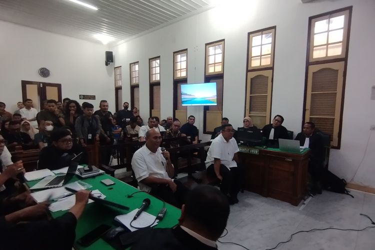 Mantan Kepala Unit Pelaksana Teknis Daerah (UPTD) PUPR Gunung Tua, Rasuli Siregar (kiri) bersama mantan Kadis PUPR, Topan Ginting (kanan) memberi kesaksian di ruang Cakra 9 Pengadilan Negeri (PN) Medan, Kamis (2/10/2025).