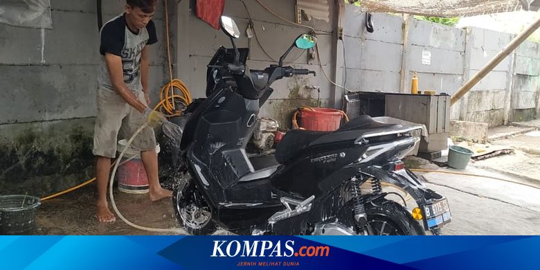 Di Rumah Saja, Begini Cara Aman Mencuci Sepeda Motor Listrik - Vimarsana News