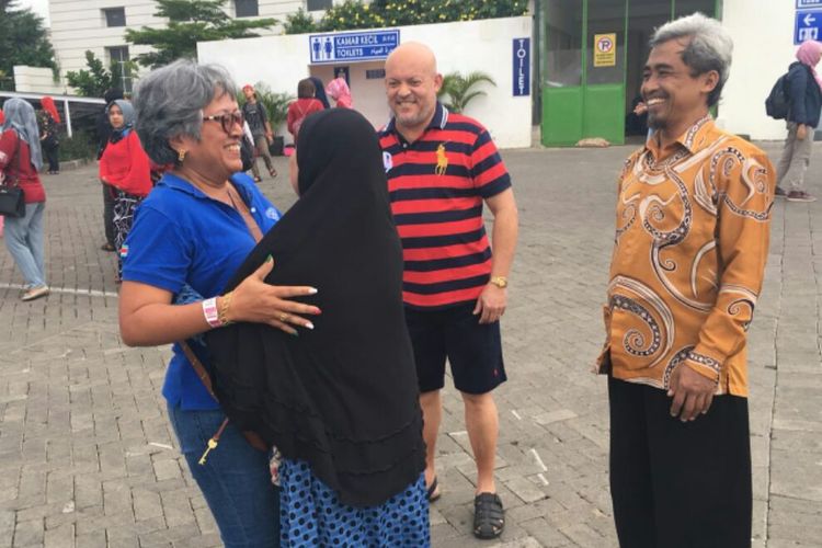 Inke zweers (53)  yang merupakan warga Suriname keturunan Jawa bersama suaminya saat bertemu dengan keluarganya di Malang, Jawa Timur 