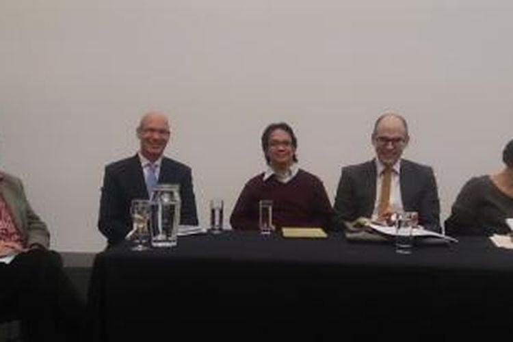Dari kiri: Dr Richard Chauvel, Prof Tim Lindsey, Dr Nadirsyah Hosen, Dr Dave McRae, and Dr Jemma Purdey. 