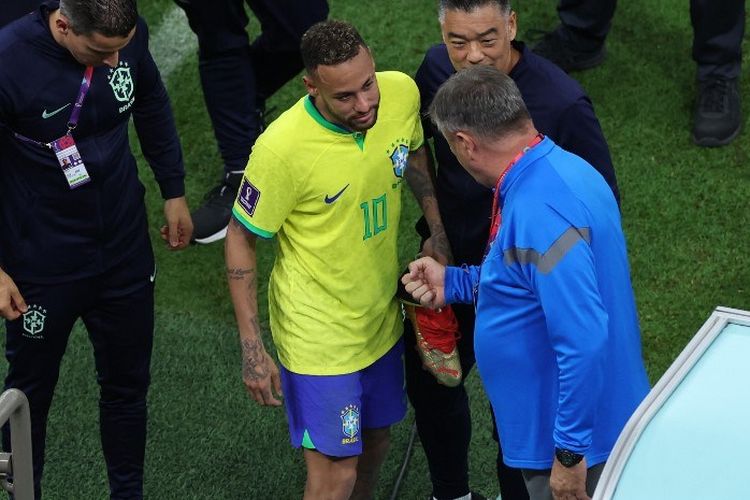 Penyerang Brasil Neymar berjalan dengan pergelangan kaki bengkak pada akhir pertandingan sepak bola Grup G Piala Dunia 2022 Qatar antara Brasil vs Serbia di Stadion Lusail di Lusail, utara Doha pada Kamis 24 November 2022. Terbaru, Neymar bakal absen hingga fase grup Piala Dunia 2022 berakhir.