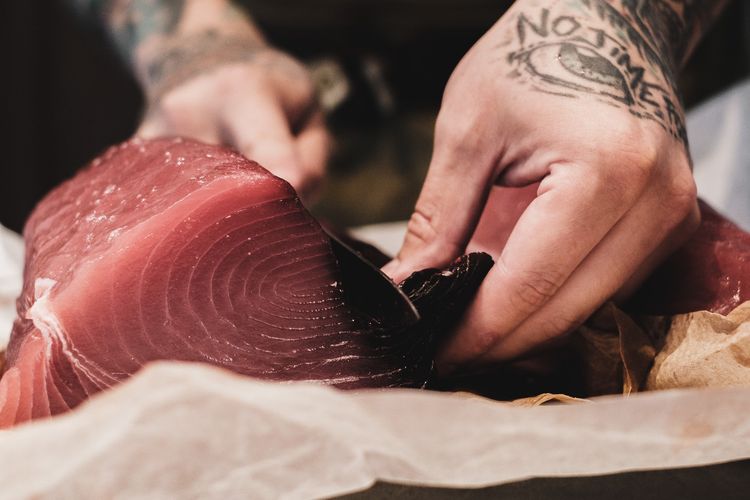 Daging ikan tuna berwarna merah muda hingga merah tua, Salah satu makanan khas Timor Leste yang paling terkenal adalah saboko atau ikan saboko. Hidangan ini berbahan dasar ikan tuna segar yang dipanggang dengan bumbu khas, kemudian dibungkus daun lontar.