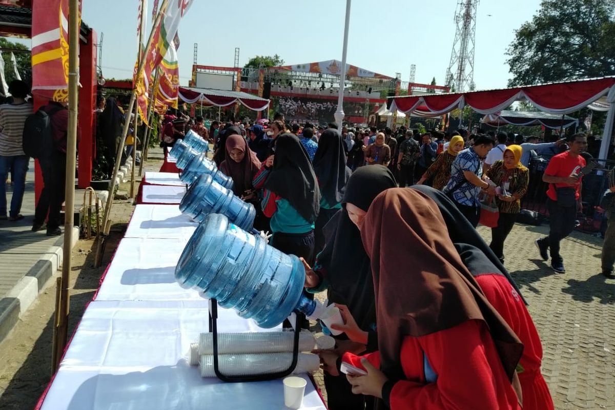 Kurangi sampah plastik, Gelaran Pesta Rakyat Jawa Tengah 2019  di Alun-alun Salatiga, Jumat (22/8/2019) gunakan air galon isi ulang untuk minum masyarakat, 