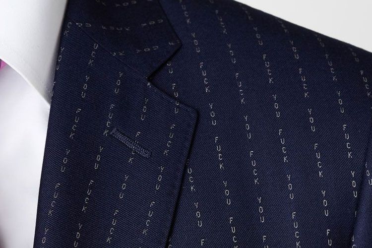 Motif jas Canon McGregor yang kontroversial.