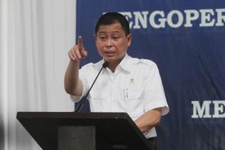 Menteri Perhubungan Ignasius Jonan berbicara saat meresmikan Stasiun Palmerah, Jakarta Pusat, Senin (6/7/2015). Stasiun ini baru saja rampung direvitalisasi yang menghabiskan sekitar Rp 36 miliar dana APBN.