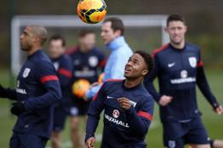 Penyerang Liverpool Raheem Sterling dalam sesi latihan tim nasional Inggris, di Enfield, London bagian utara, Senin (3/3/2014).