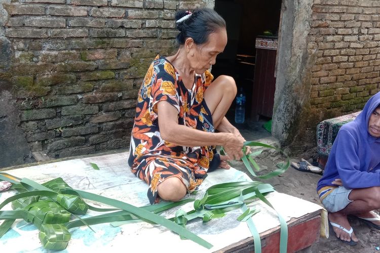 Salah satu aktivitas tradisi membuat ketupat berbahan dasar daun pandan di Kampung Biringbalang, Kecamatan Barombong, Kabupaten Gowa, Sulawesi Selatan.