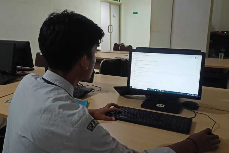 Salah satu siswa saat mengakses website PPDB SMKN 1 Kota Cilegon