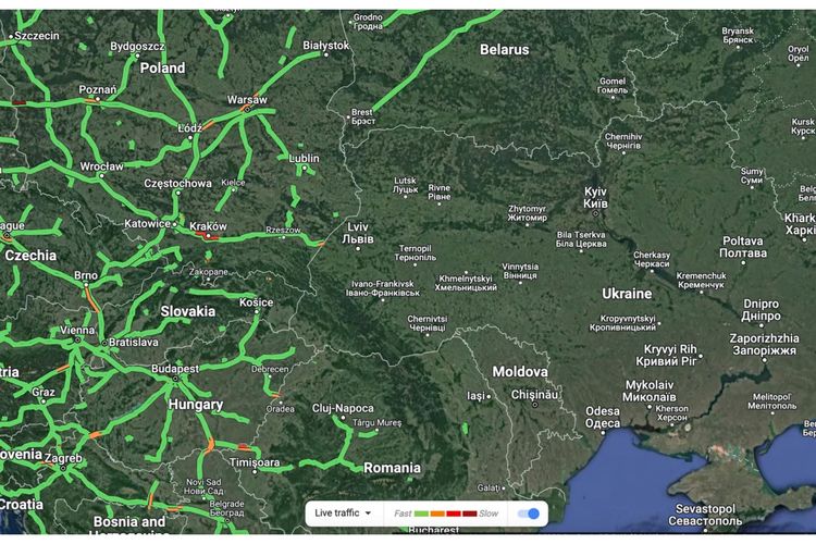 Fitur traffic Google Maps di Ukraina dimatikan untuk pengguna global. Alhasil, Google Maps hanya menampilkan data lalu lintas di banyak negara Eropa (kiri) tetapi tidak di Ukraina (kanan).