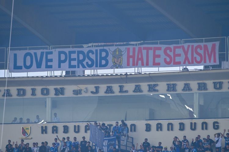 Spanduk yang ditemui di salah satu sudut Stadion Si Jalak Harupat, Soreang, Kabupaten Bandung, dalam laga Persib vs Persija, Senin (23/9/2024). 
