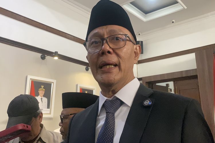 Walikota Sukabumi, Ayep Zaki saat diwawancarai oleh awak media di Aula Balaikota Sukabumi, Rabu (8/10/2025)